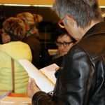 Die BesucherInnen studierten das Informationsmaterial von Europa Donna, die ebenfalls vor Ort waren.